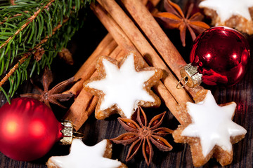 Fototapeta na wymiar weihnachtsgebäck zimtsterne und zimtstangen dekoration