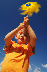 enfant jouant avec un tourniquet