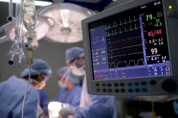 Fotobehang heart rate monitor in hospital © fivepointsix