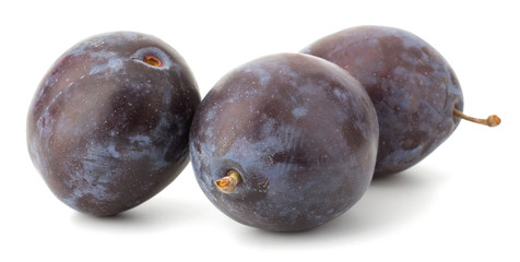 Obraz premium Plums isolated on white background