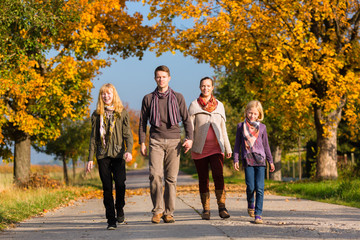 Familie macht einen Spaziergang im Herbst