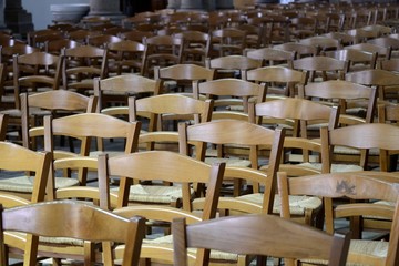 Chaises dans une église