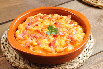 Patatas revolconas, puré de patatas con pimentón y beicon