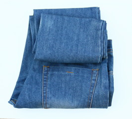 pantalon jean bleu sur fond blanc