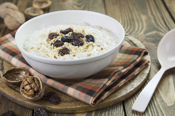Porridge with raisins and walnuts