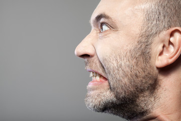 Obraz premium portrait of angry man isolated on gray background with copyspace
