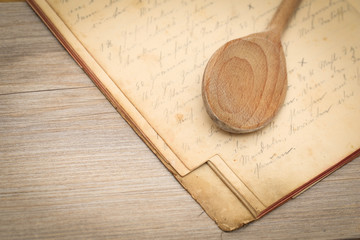 Kochlöffel mit Buch