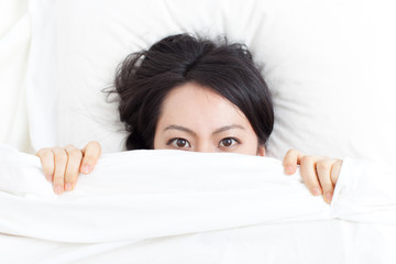 ベッドに寝る女性