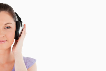 Naklejka premium Portrait of a beautiful woman posing with headphones while stand