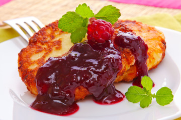  Cheesecake with raspberries  jam.