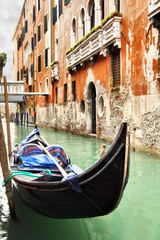 Fototapeta na wymiar Narrow canal in Venice