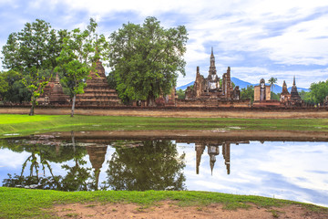 Fototapeta na wymiar Refleksje pięknej scenerii Mahathat Temple