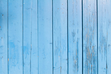 Fototapeta na wymiar jasnoniebieska farba na starej szopie