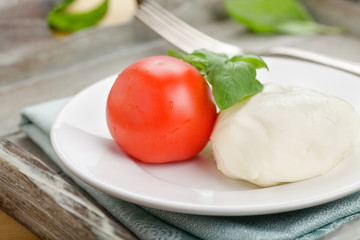Tomate mit Mozzarella und Basilikum