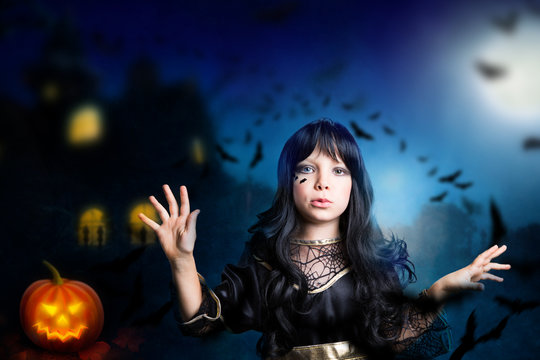 junge Hexe mit Fledermäusen im Mondlicht