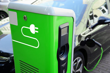 Hybrid-Fahrzeug an Ladestation