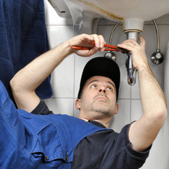 Sanitär-Installateur repariert Abfluss