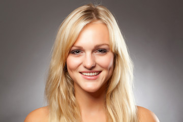 Fototapeta premium Blondes Mädchen fühlt sich wohl