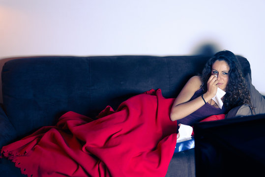 Ragazza distesa sul divano