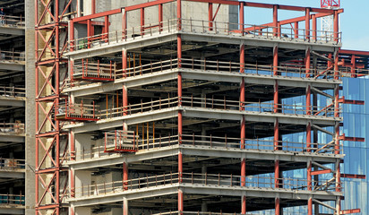 electricity pylon and crane © Riccardo Arata