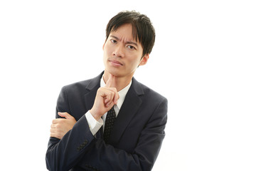 悩むビジネスマン