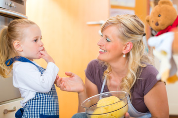 Mutter und Tochter backen zusammen