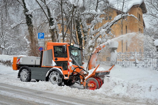 Winterdienst mit Schneeschleuder im Einsatz