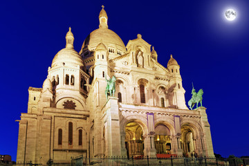 Obraz premium Sacre Coeur Cathedral on Montmartre Hill at Dusk, Paris