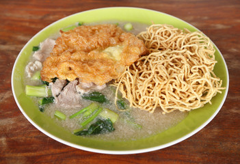 crispy fried noodles with omelet