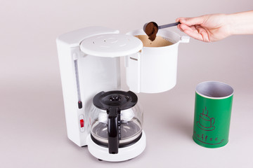 Kaffeepulver in die Kaffeemaschine f&uuml;llen