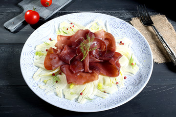 insalata bresaola e finocchio sfondo scuro