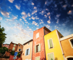 Fototapeta na wymiar Kolorowe domy z Roussillon, Prowansja - Francja