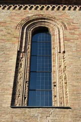 Fototapeta na wymiar Okno szczegółów romańska katedra, Crema, Lombardia, Włochy