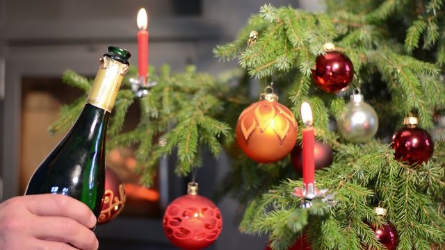 Weihnachten - Sektflasche &ouml;ffnen