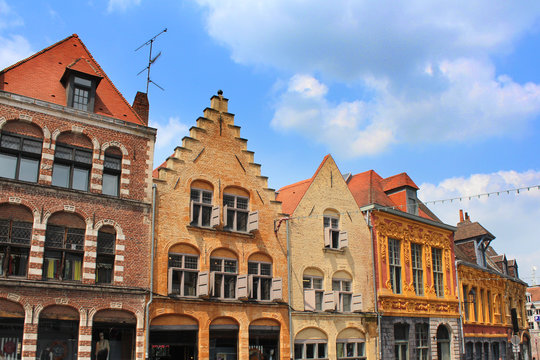 Lille - Façades dans le vieux Lille / Place Louise de Bettignies