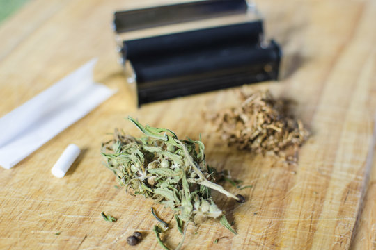 Preparing a marijuana joint