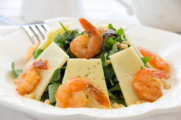 Salad with arugula, shrimp and parmesan cheese.