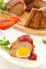 Meat roll with an Easter egg.