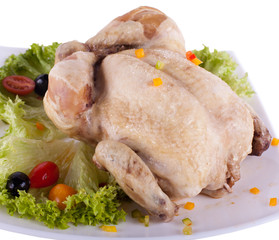 вареная курица с салатом на тарелке