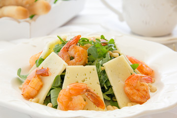 Salad with arugula, shrimp and parmesan cheese.