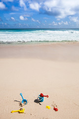 Fototapeta na wymiar Zabawki na plaży