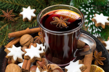 Obraz na płótnie Canvas cup of mulled wine, cookies in the shape of stars and spices