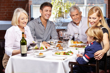 Glückliche Familie gemeinsam im Restaurant