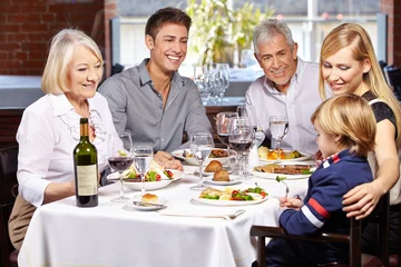 Raamstickers Restaurant Gelukkige familie samen in het restaurant