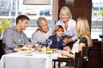 Glückliche Familie sitzt im Restaurant