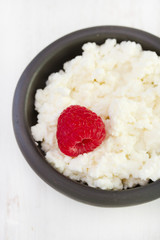 cottage cheese with raspberry in bowl