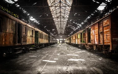 Zelfklevend Fotobehang Oude treinen bij verlaten treindepot © annavaczi