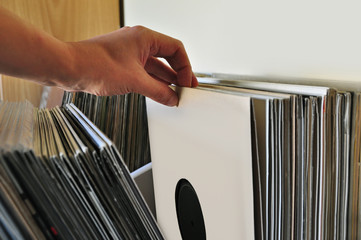 Obraz premium browsing vinyl records