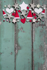 Grüner Holz Hintergrund als Weihnachtskarte mit Rot