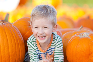 Naklejka premium kid at pumpkin patch